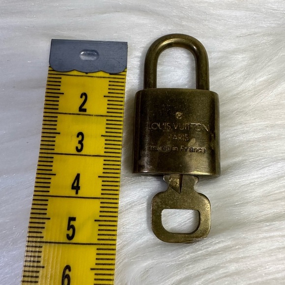 LOUIS VUITTON lock and key #321 - Picture 10 of 10